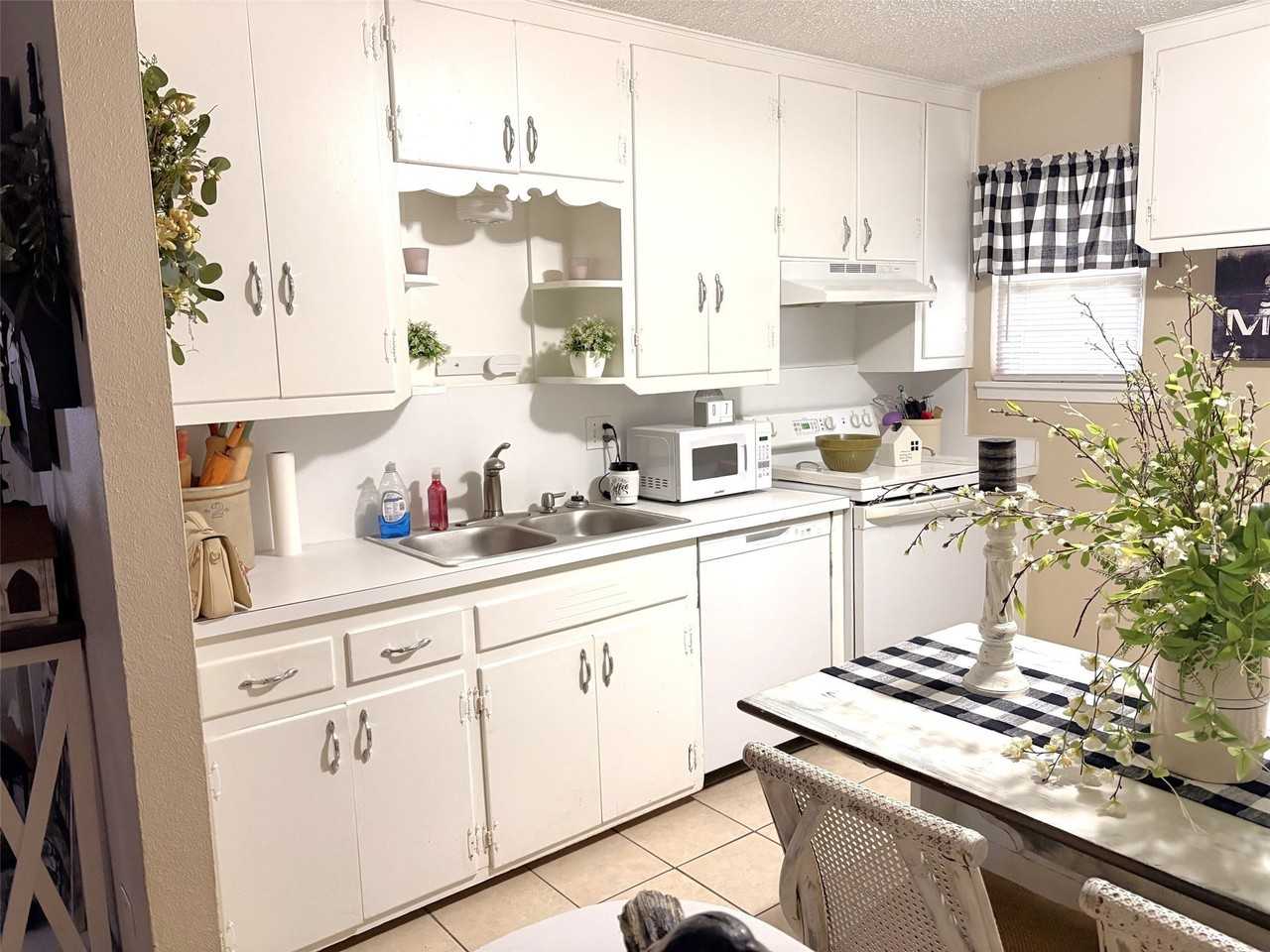 1032 W Florence St - Photo 5 of 12