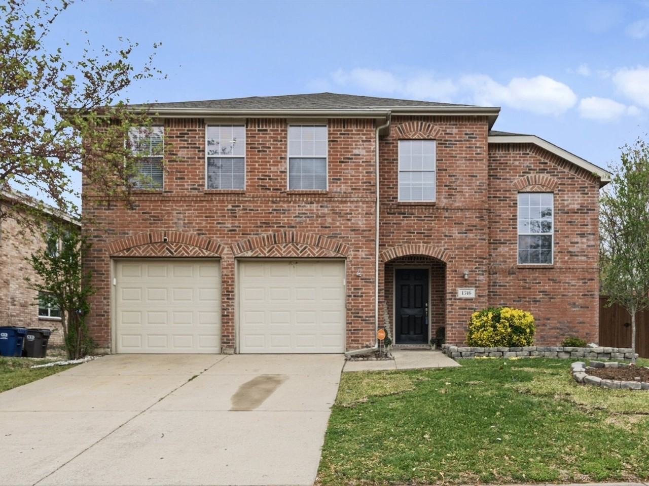 1316 Hunter Ln - Photo 2 of 32
