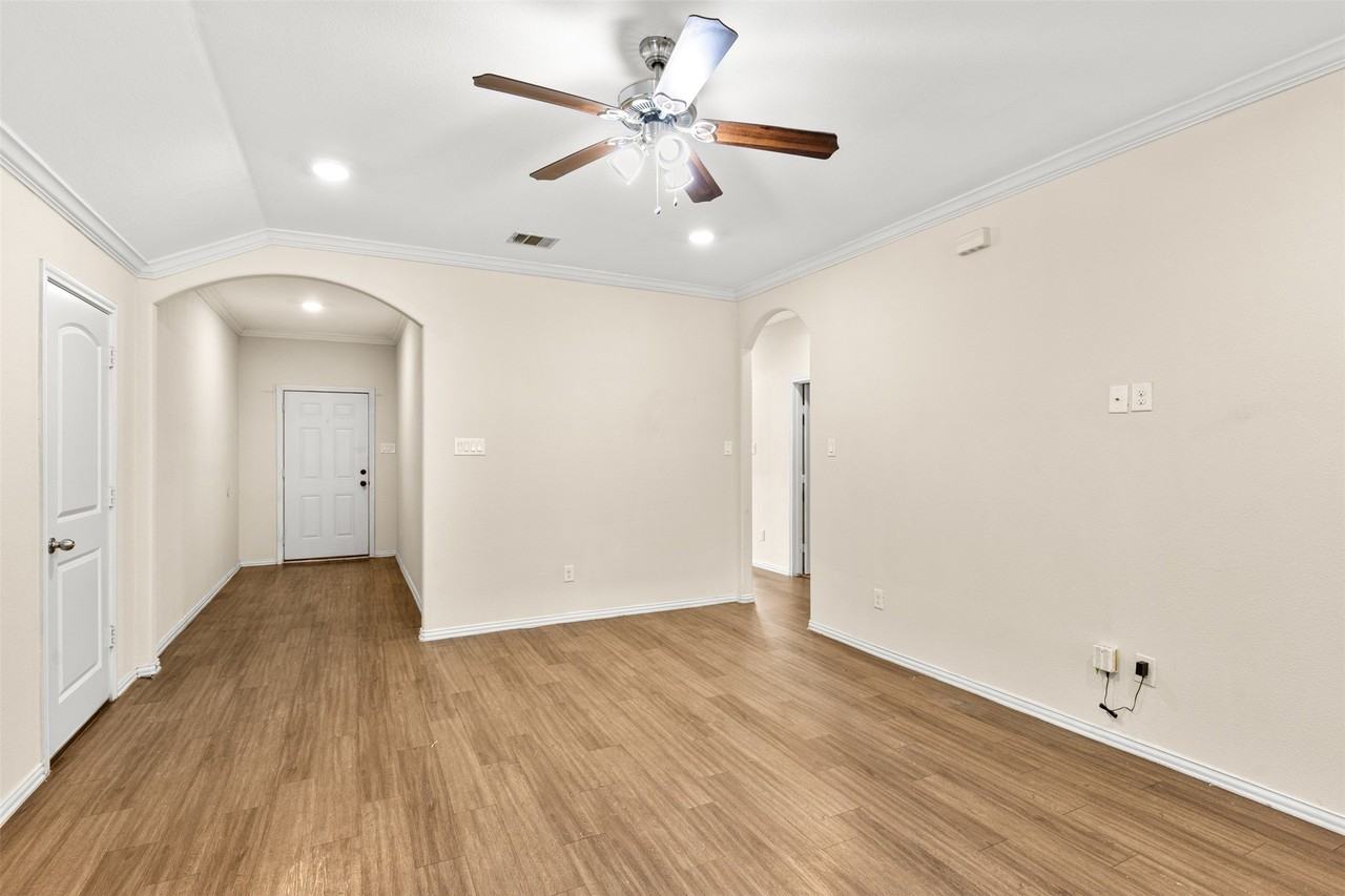 2836 Kilburn Ave - Photo 3 of 28