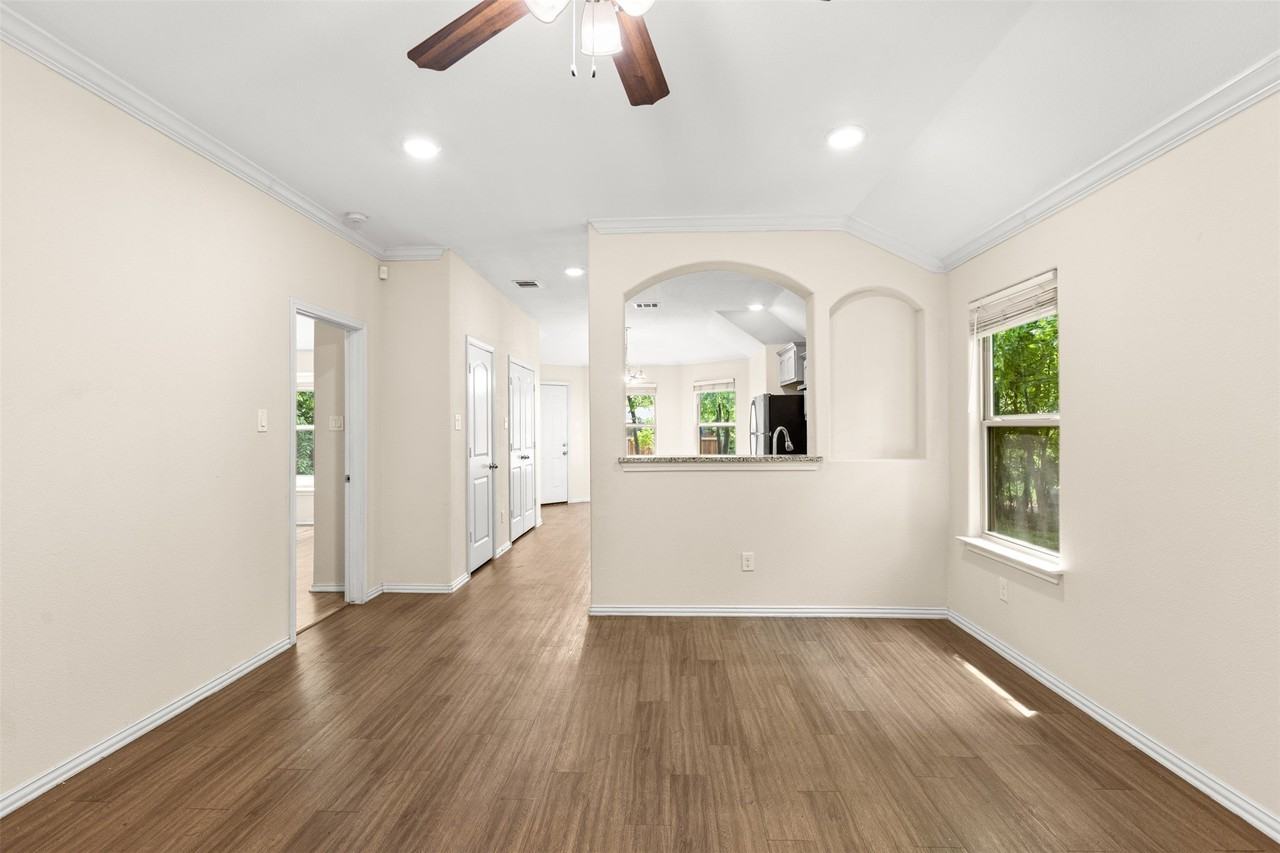 2836 Kilburn Ave - Photo 4 of 28