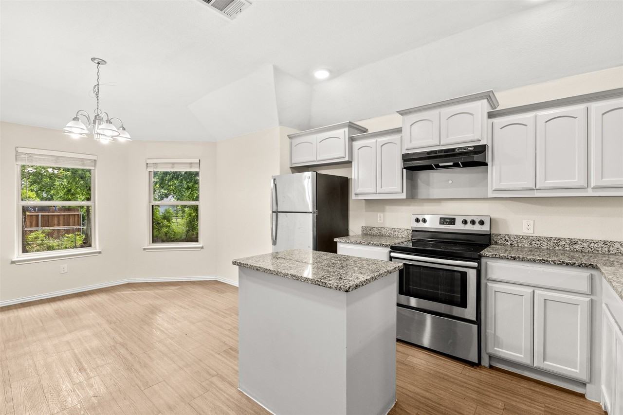 2836 Kilburn Ave - Photo 5 of 28