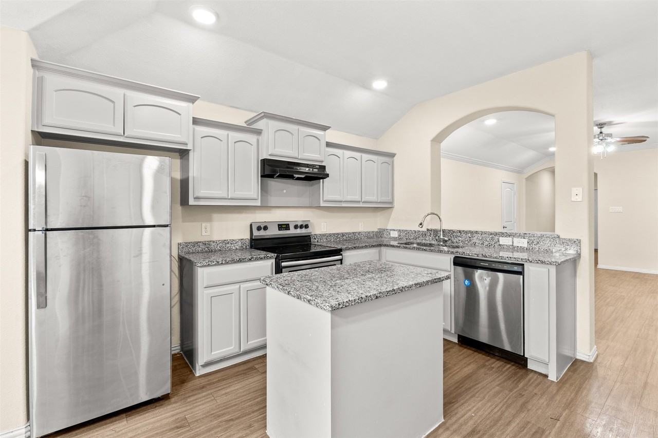 2836 Kilburn Ave - Photo 6 of 28