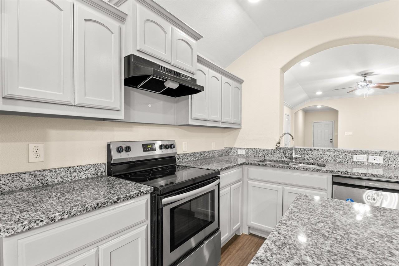 2836 Kilburn Ave - Photo 7 of 28