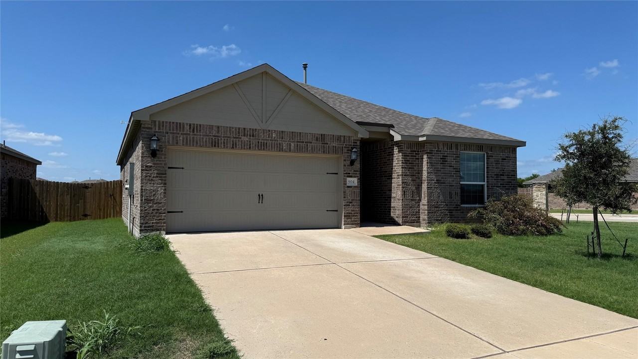 904 Emerson Dr - Photo 2 of 23
