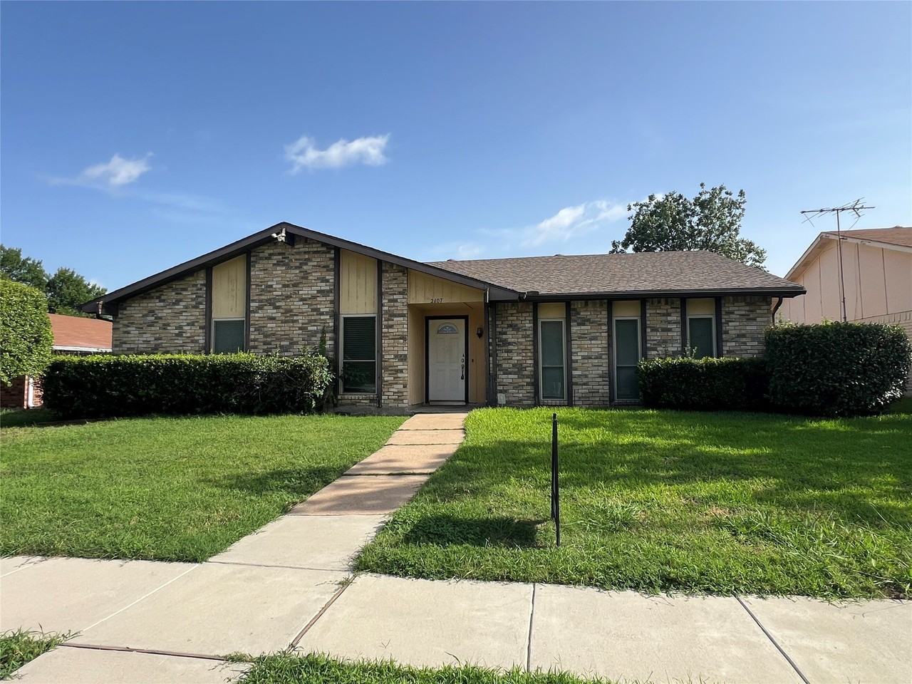 2107 Victoria Rd