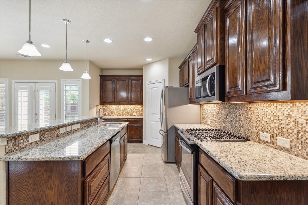 4213 Pecan Bend Ln - Photo 2 of 38