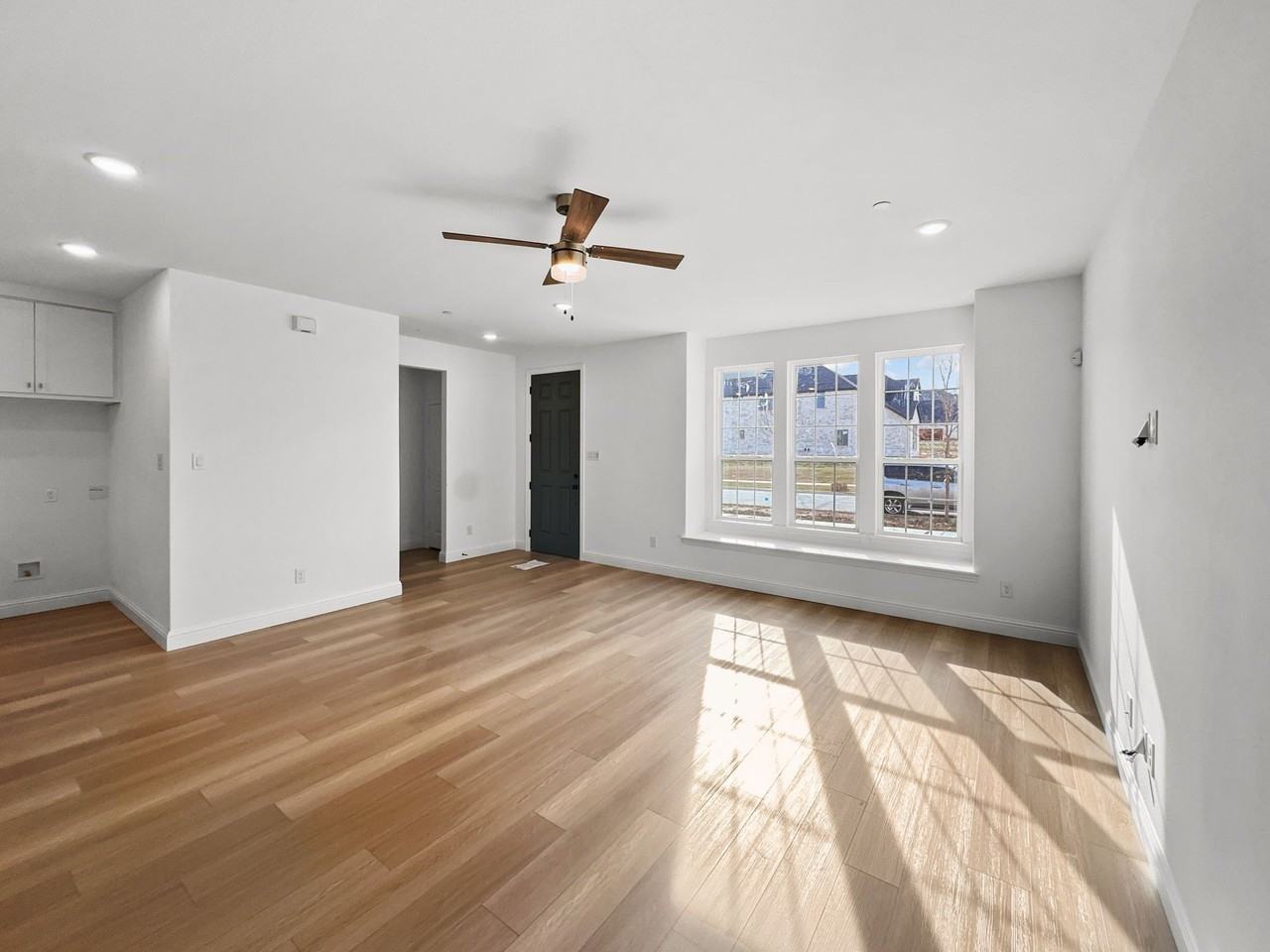 8980 Samara St - Photo 4 of 37
