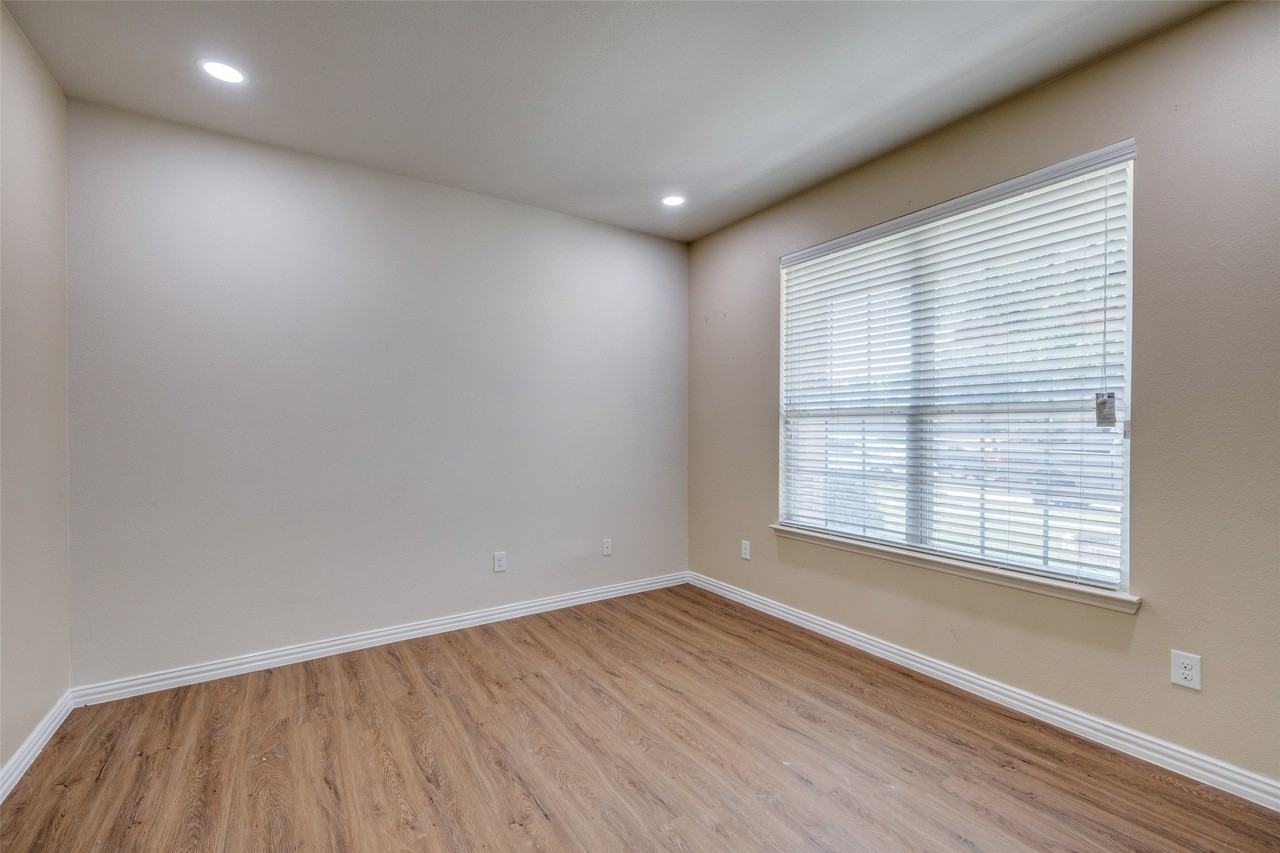 915 Penny Royal Ct - Photo 4 of 27