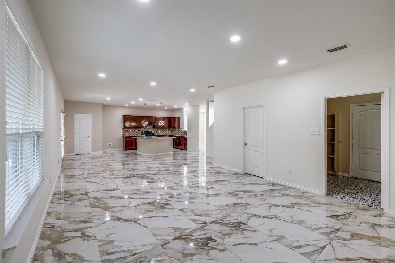 915 Penny Royal Ct - Photo 7 of 27