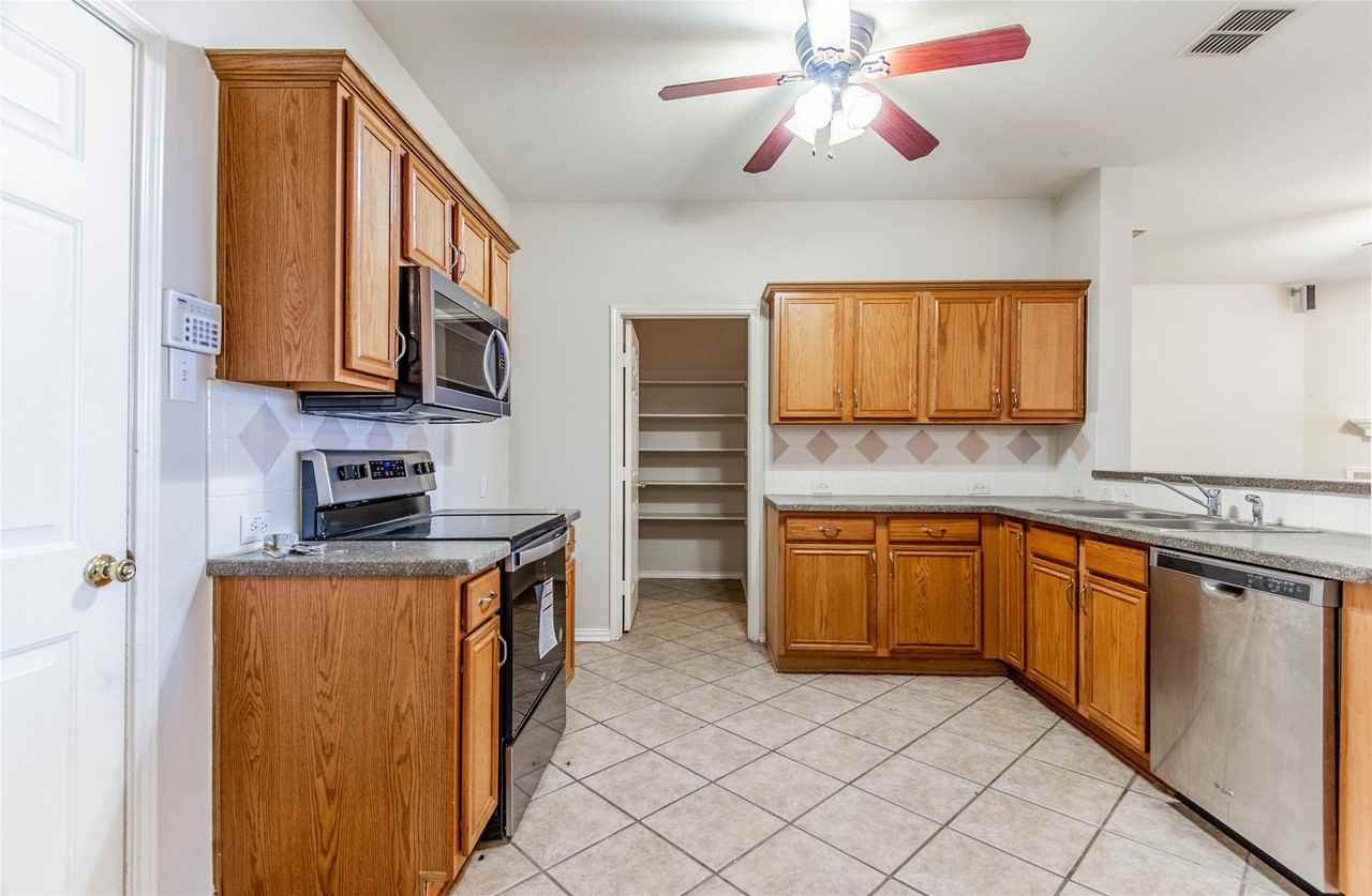11812 Wispwillow Dr - Photo 5 of 30