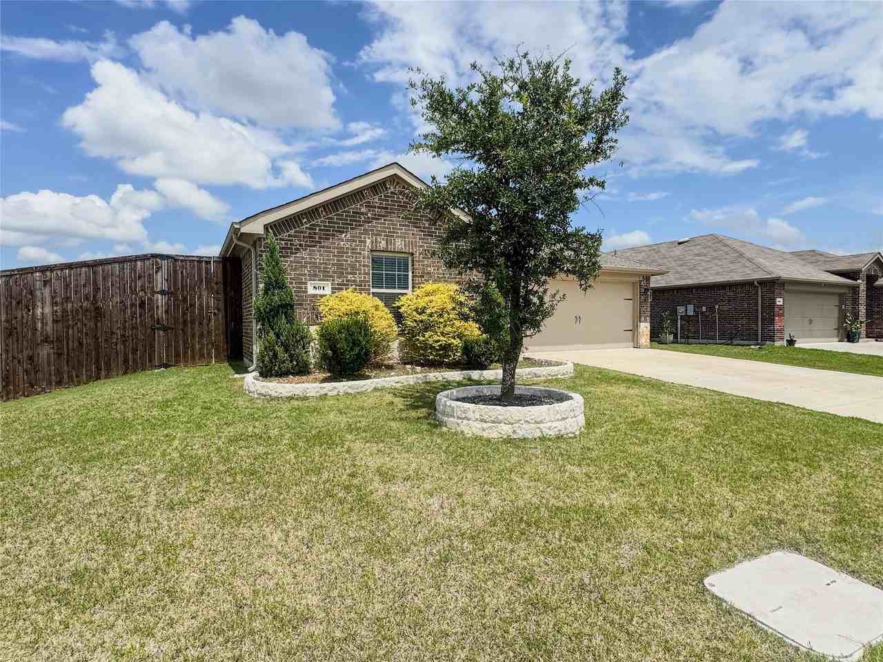801 Meadow Creek Ln - Photo 4 of 25