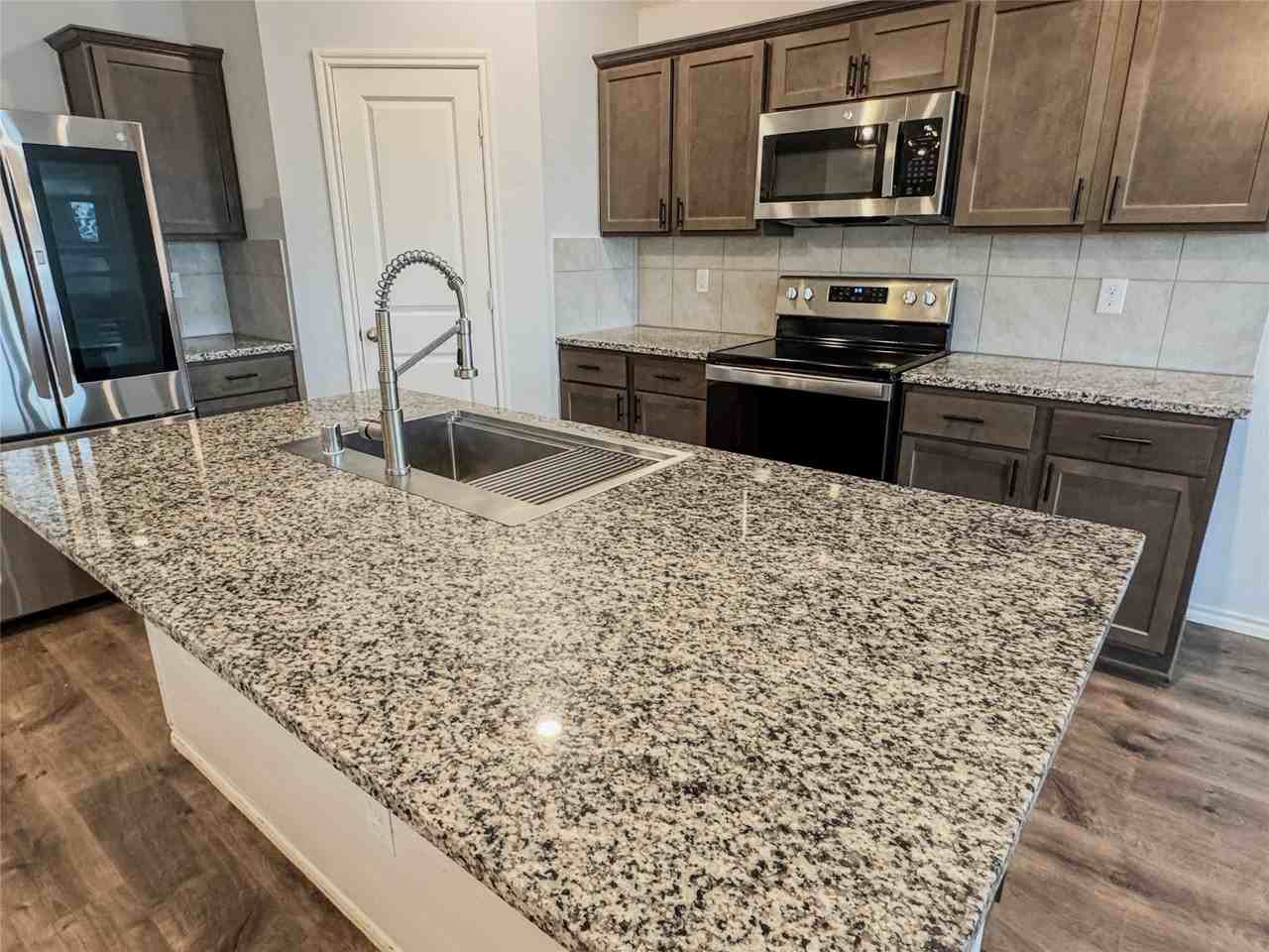 801 Meadow Creek Ln - Photo 6 of 25