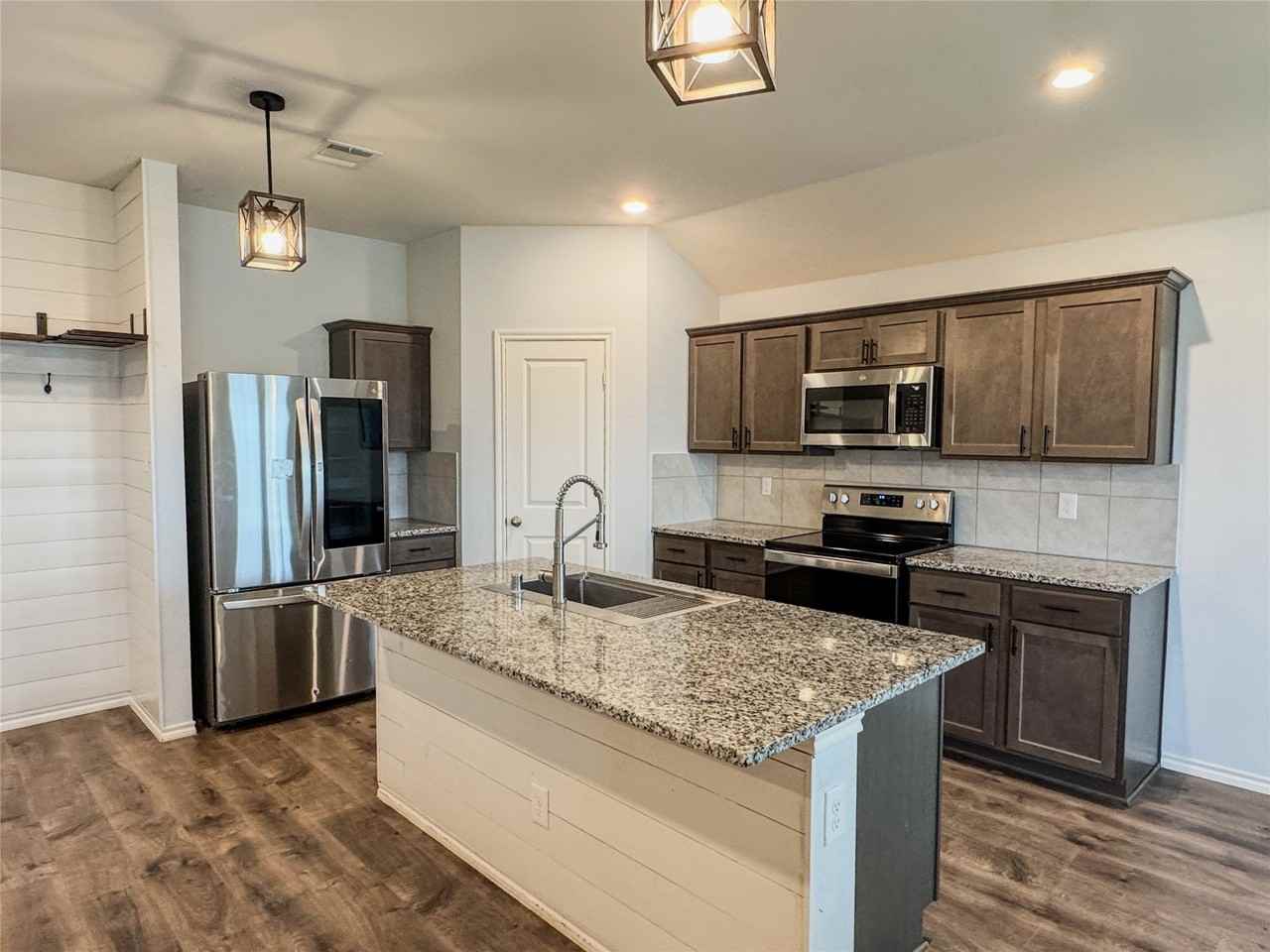 801 Meadow Creek Ln - Photo 7 of 25