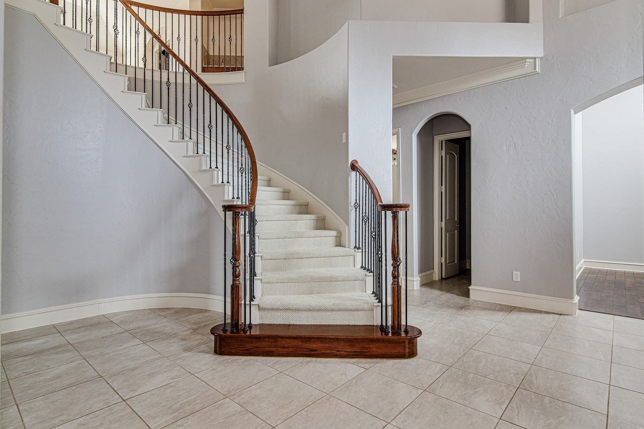 828 Thomas Crossing Dr - Photo 3 of 40