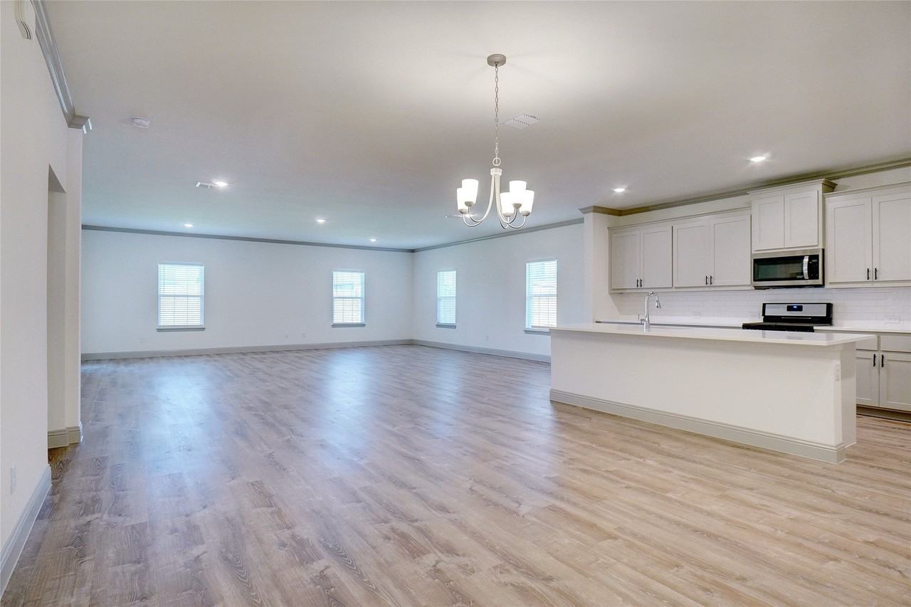 219 Community Dr - Photo 2 of 18