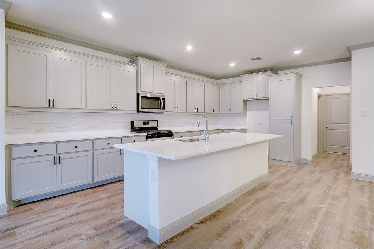 219 Community Dr - Photo 4 of 18