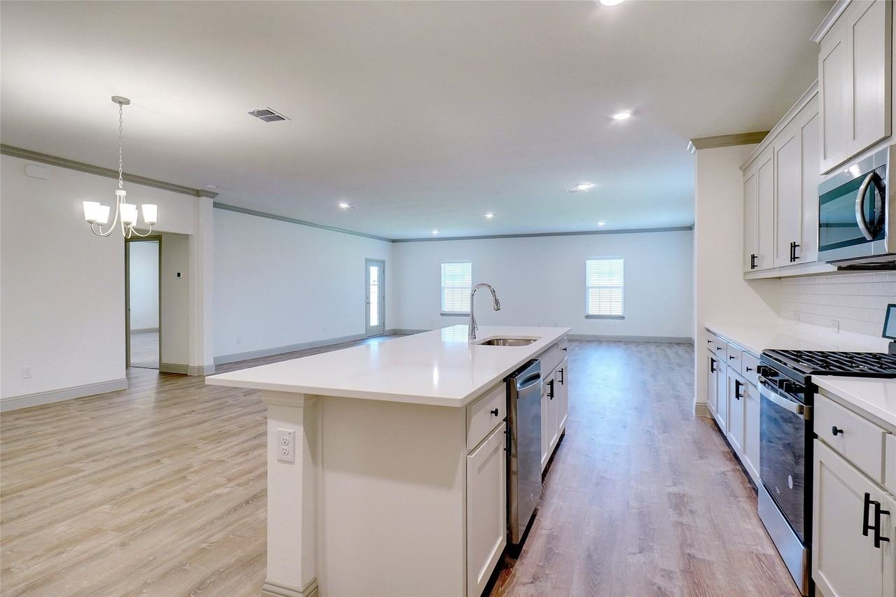219 Community Dr - Photo 5 of 18