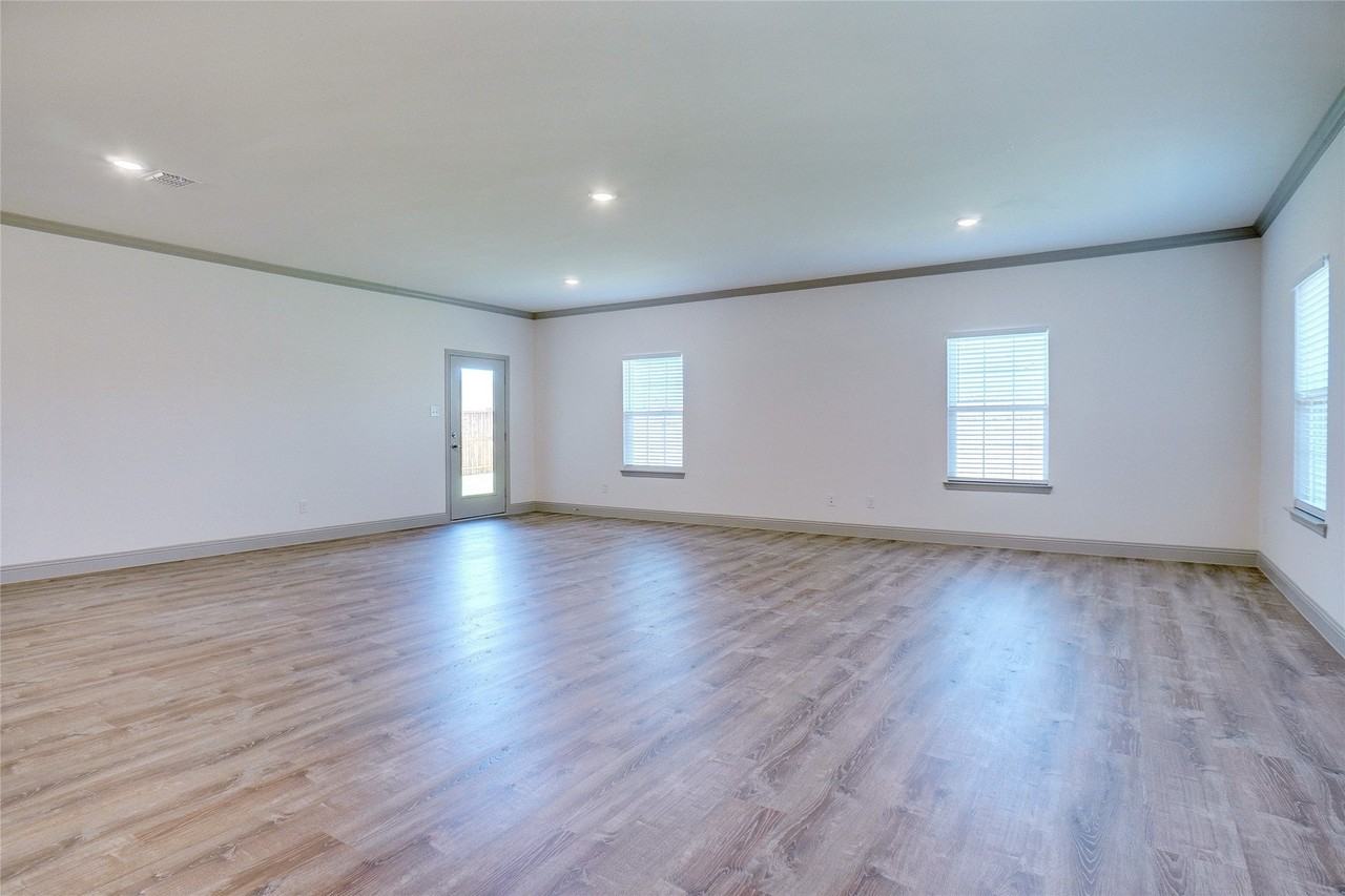 219 Community Dr - Photo 6 of 18