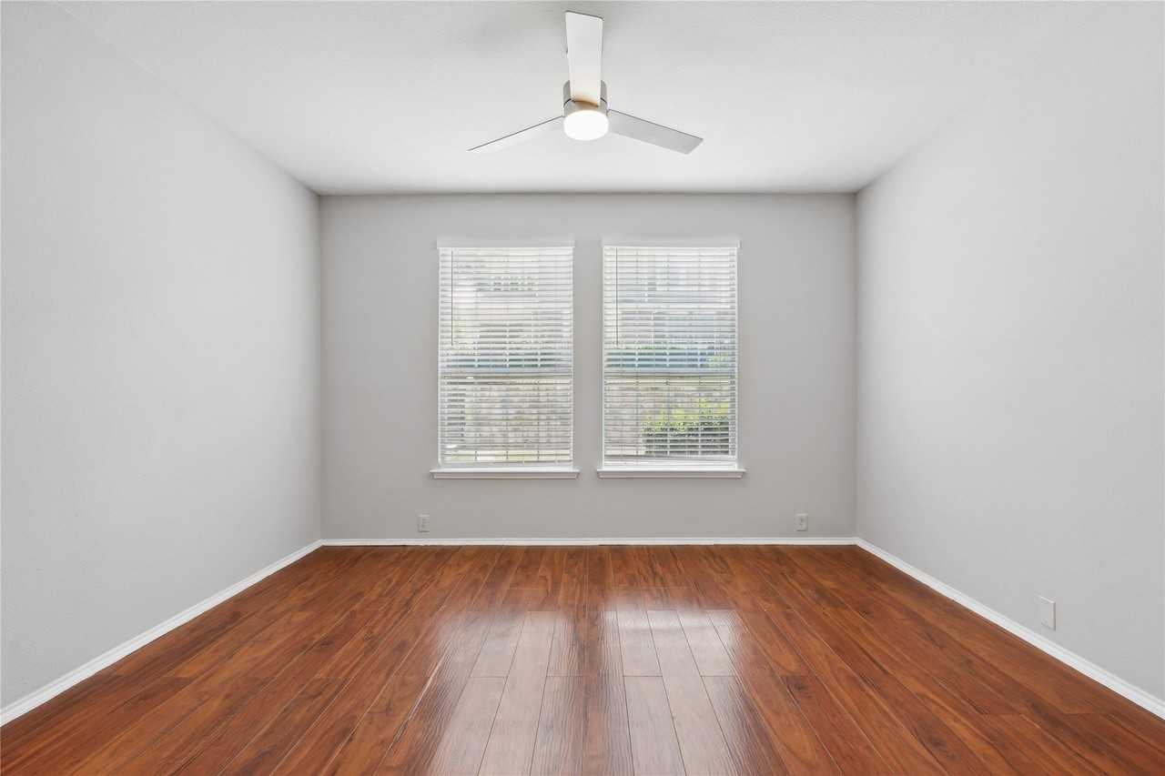 2316 Stoneleigh Pl - Photo 2 of 21