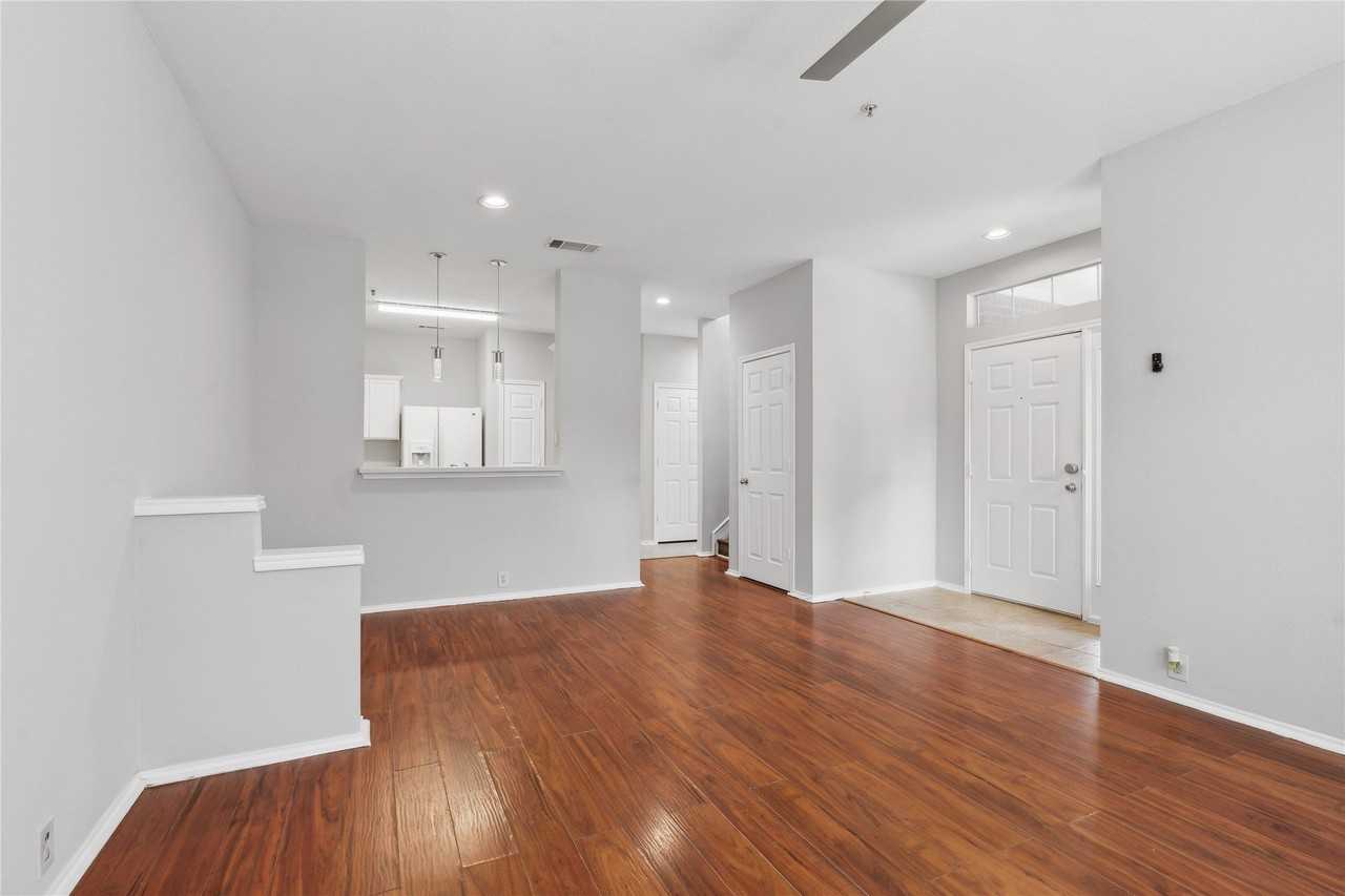 2316 Stoneleigh Pl - Photo 3 of 21