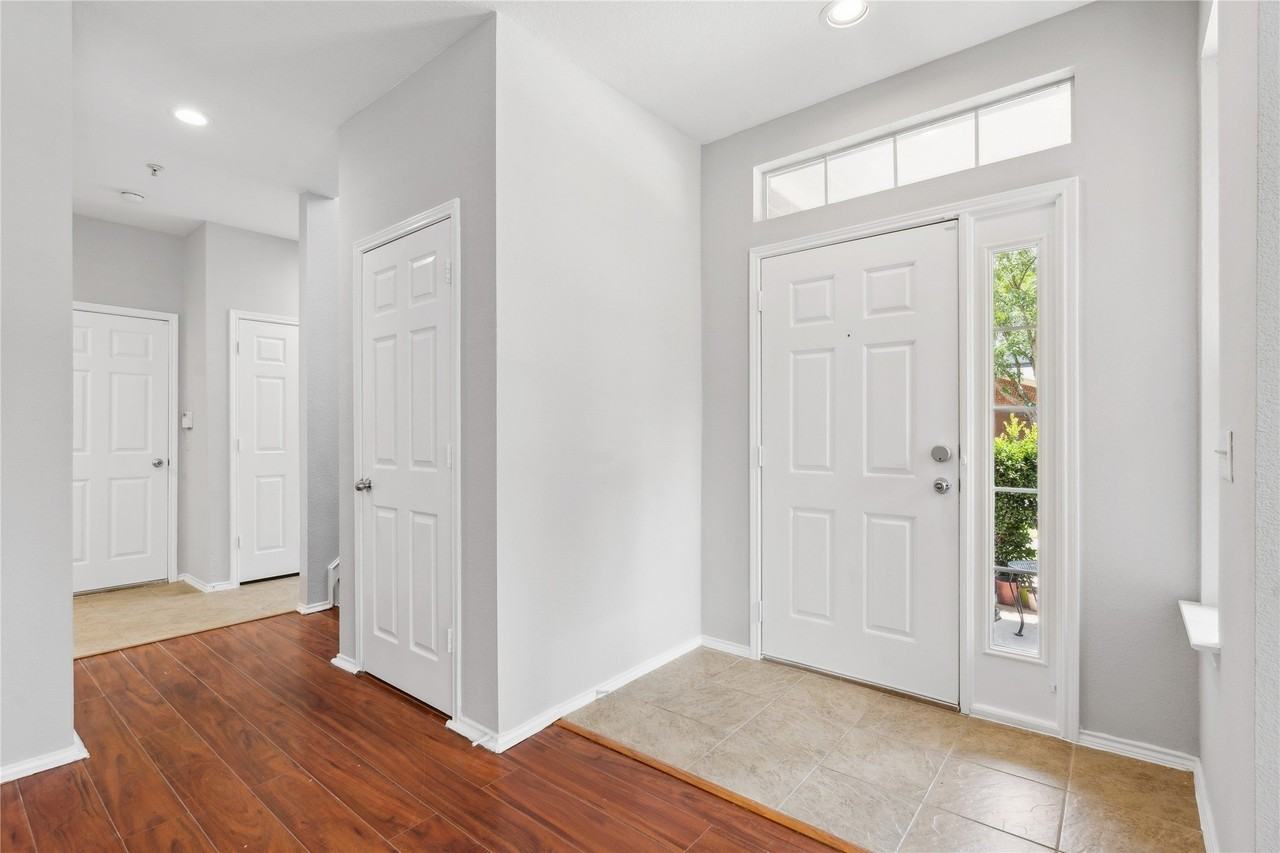 2316 Stoneleigh Pl - Photo 4 of 21