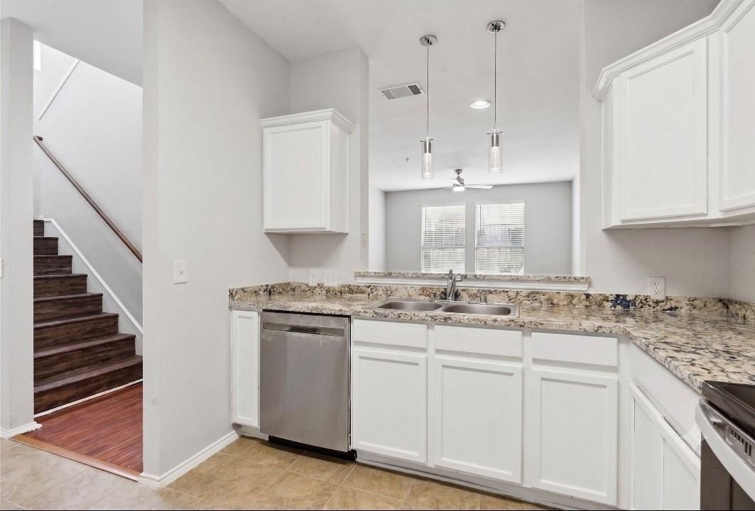 2316 Stoneleigh Pl - Photo 5 of 21
