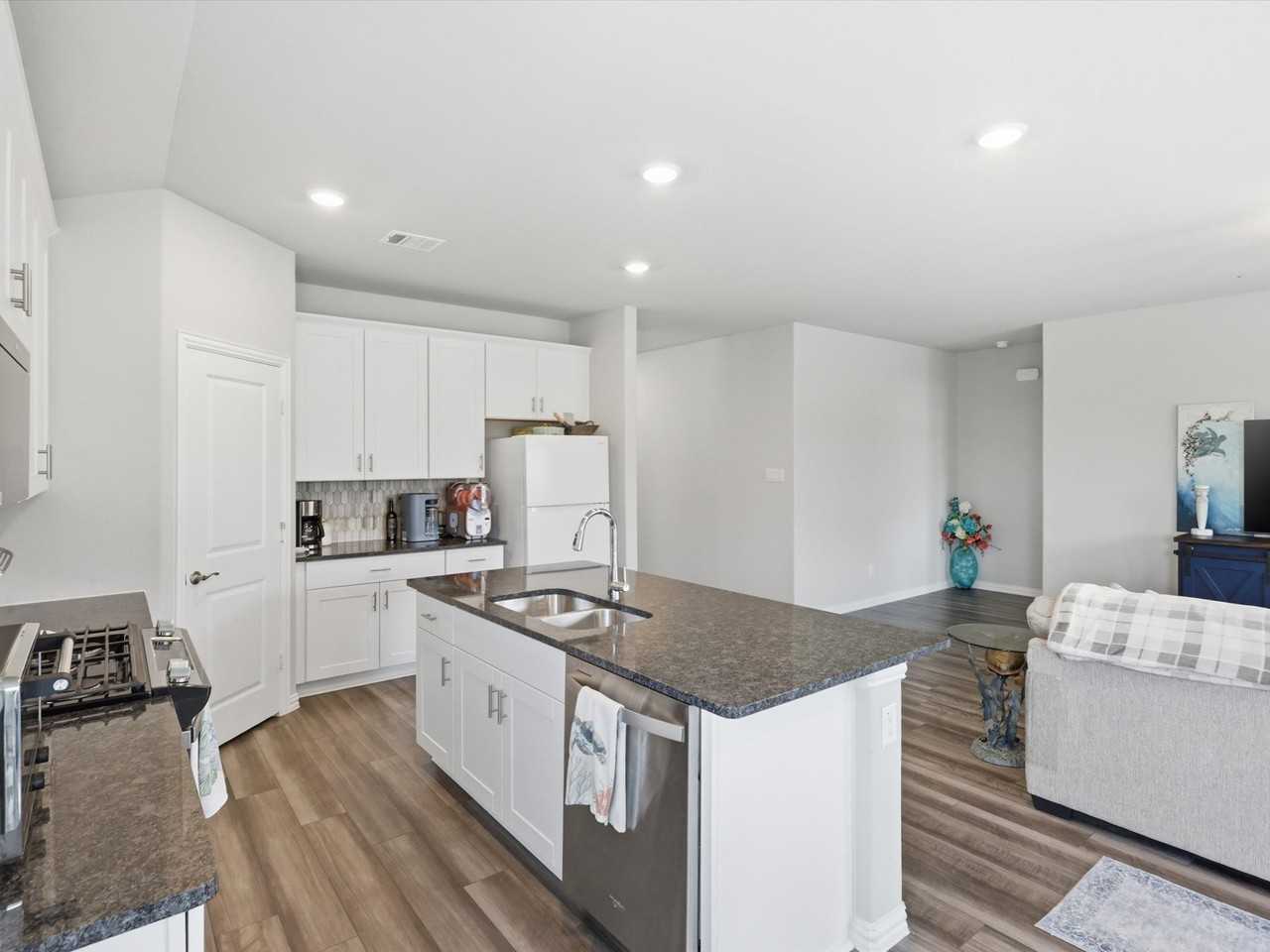 410 Dempsey Dr - Photo 4 of 25
