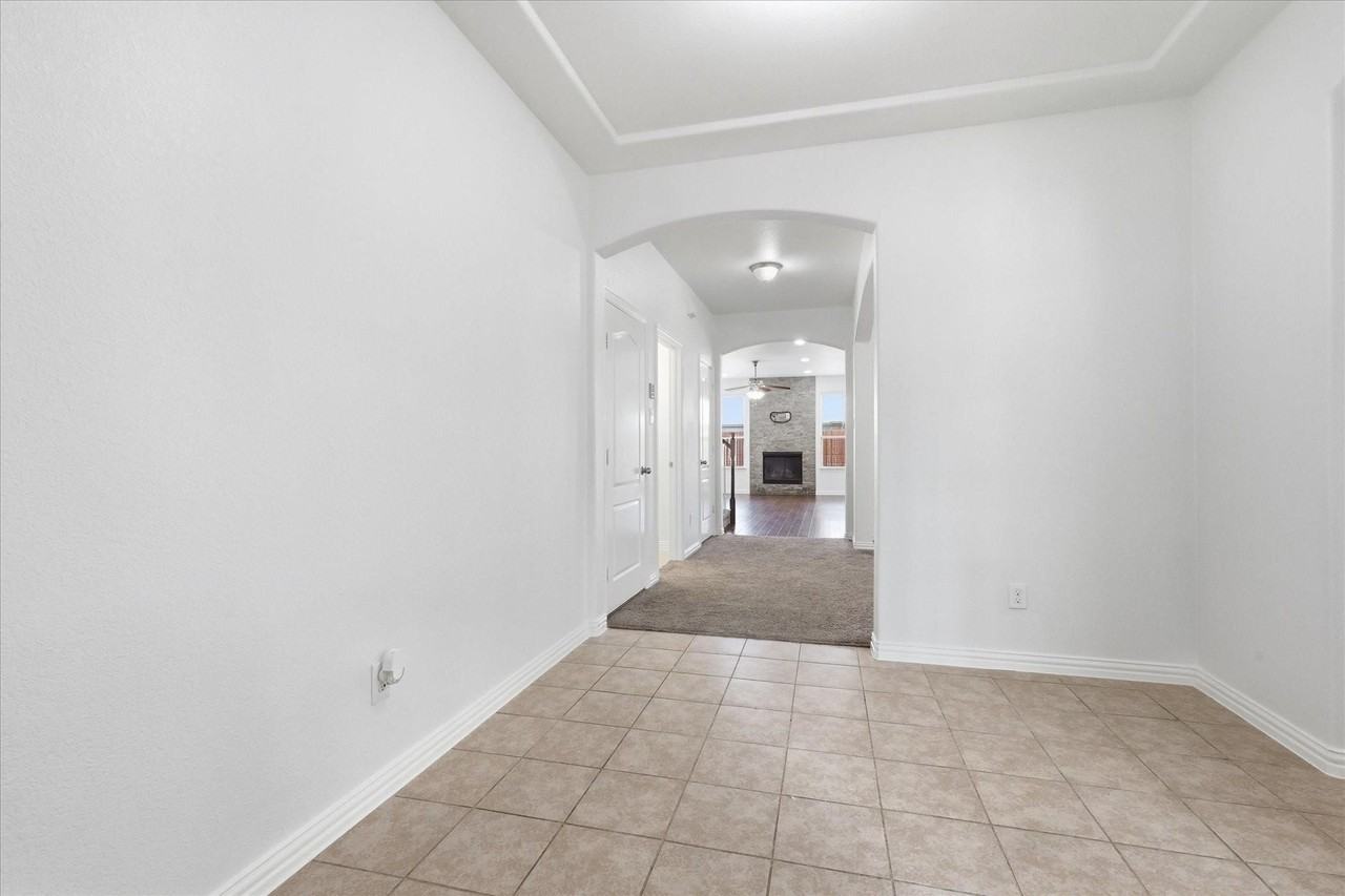 808 Bird Creek Dr - Photo 5 of 40