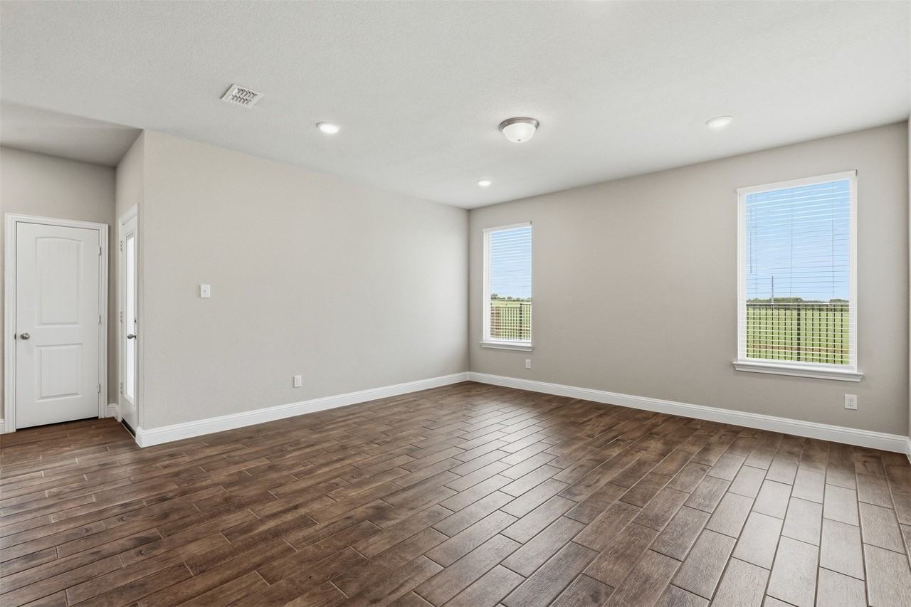 8200 Korat Vis - Photo 2 of 28