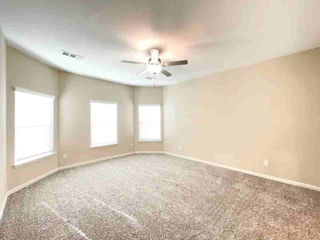 1702 Sandalwood Way - Photo 5 of 19