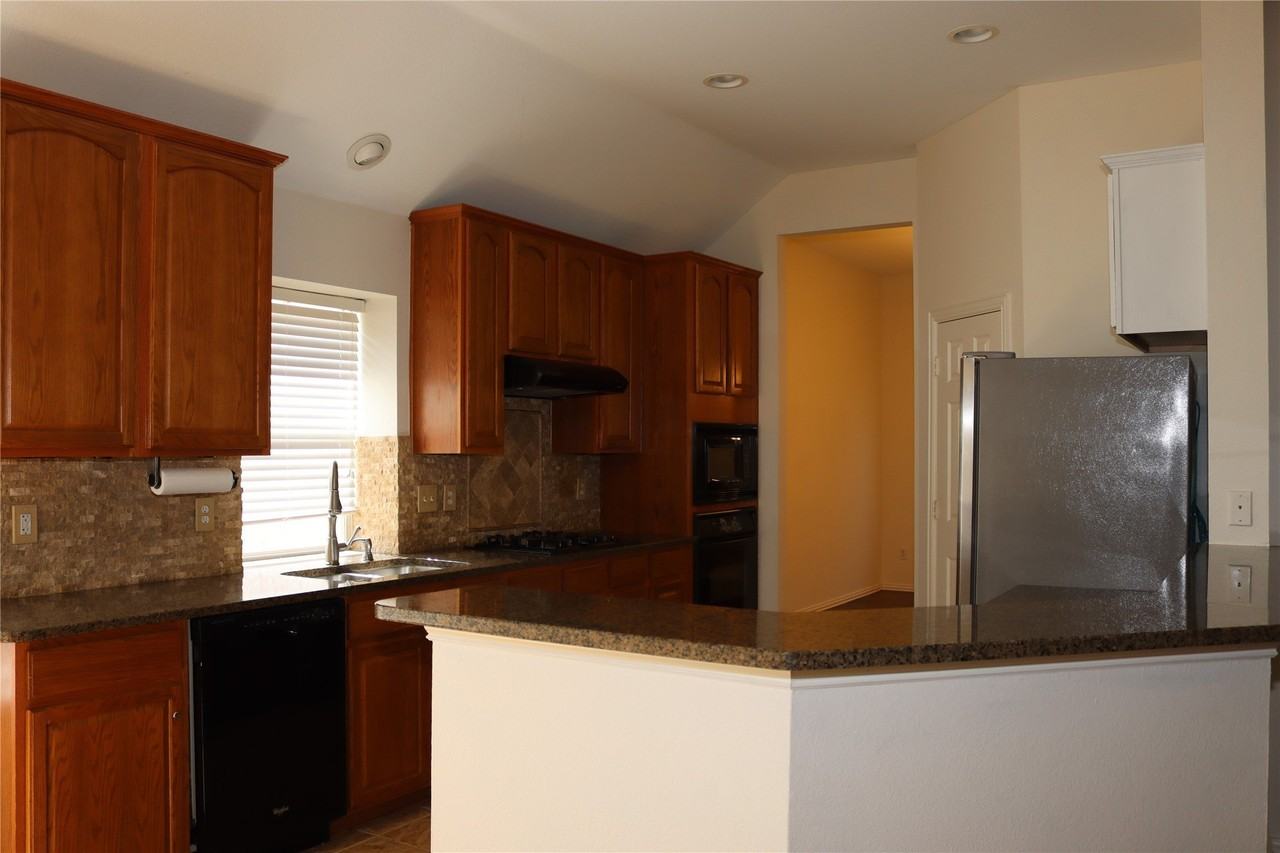 1548 Idlewild Dr - Photo 6 of 31