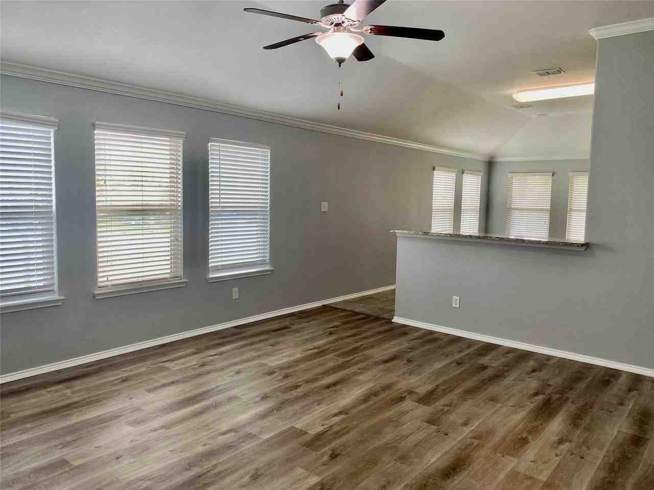 279 Oxford Dr - Photo 5 of 14