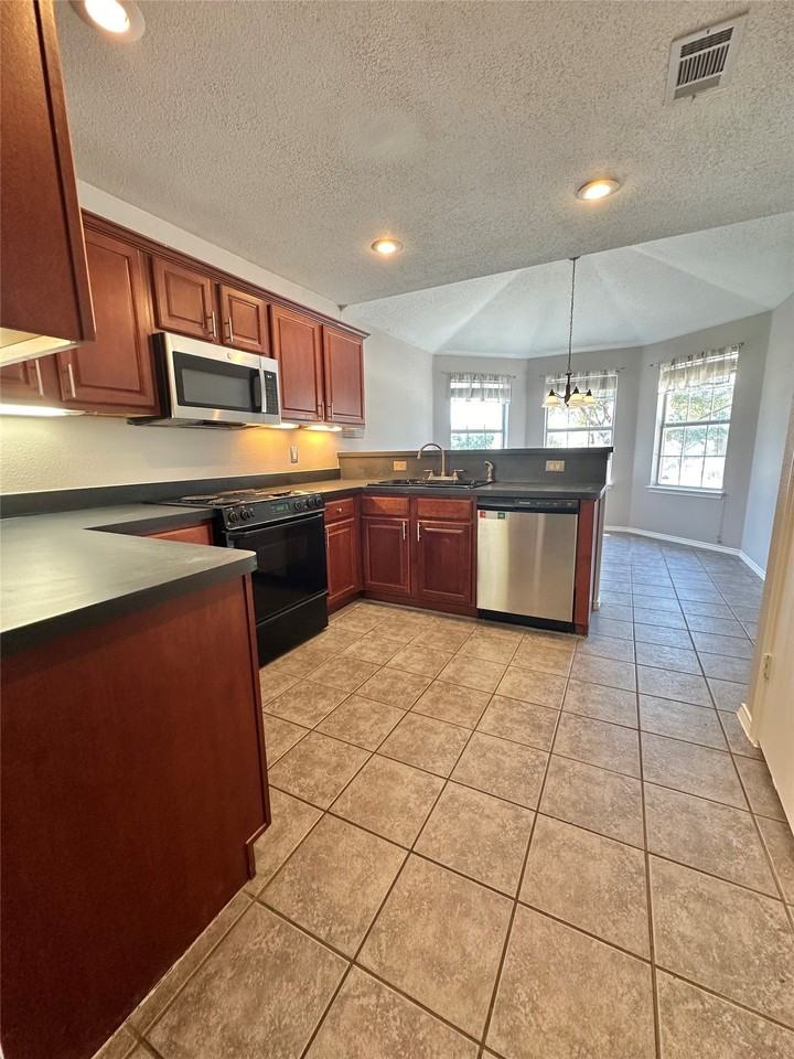 4905 Spur Ridge Ct - Photo 5 of 20