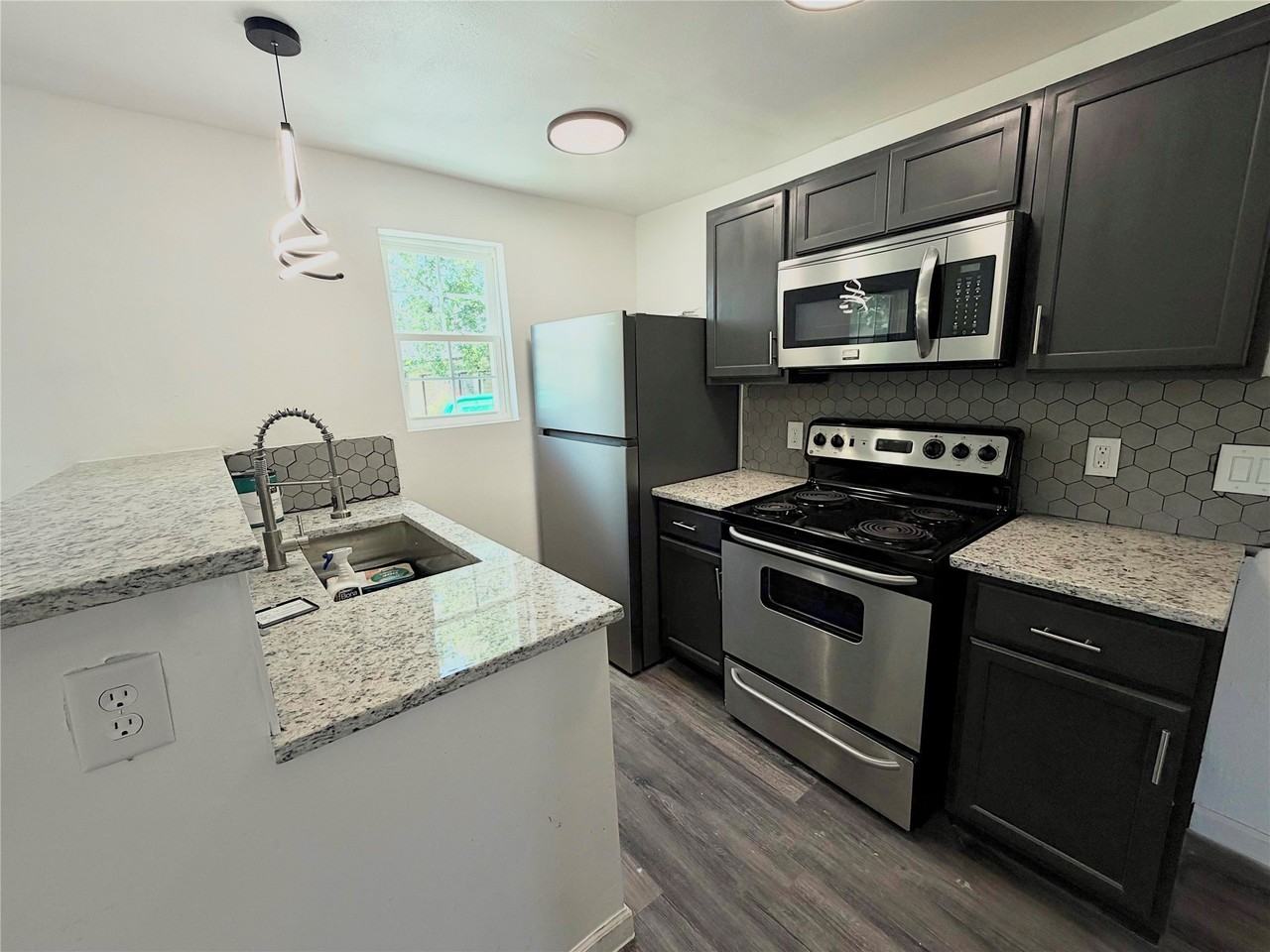 211 S Mable St - Photo 4 of 15