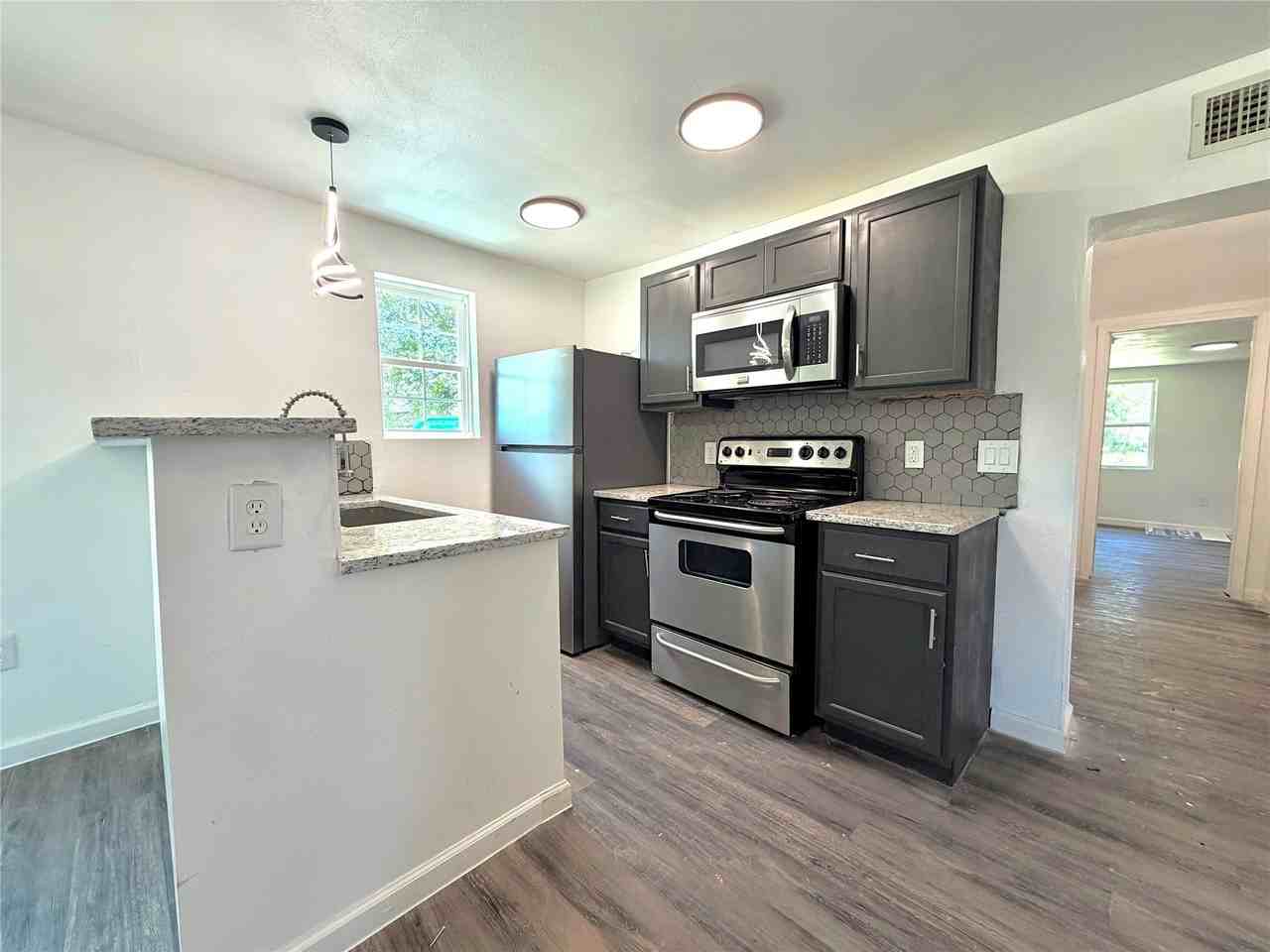 211 S Mable St - Photo 5 of 15