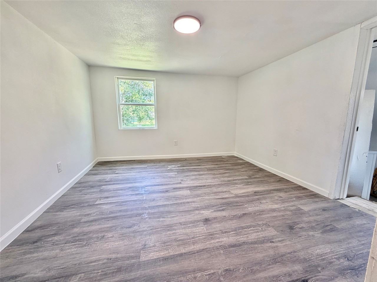 211 S Mable St - Photo 7 of 15