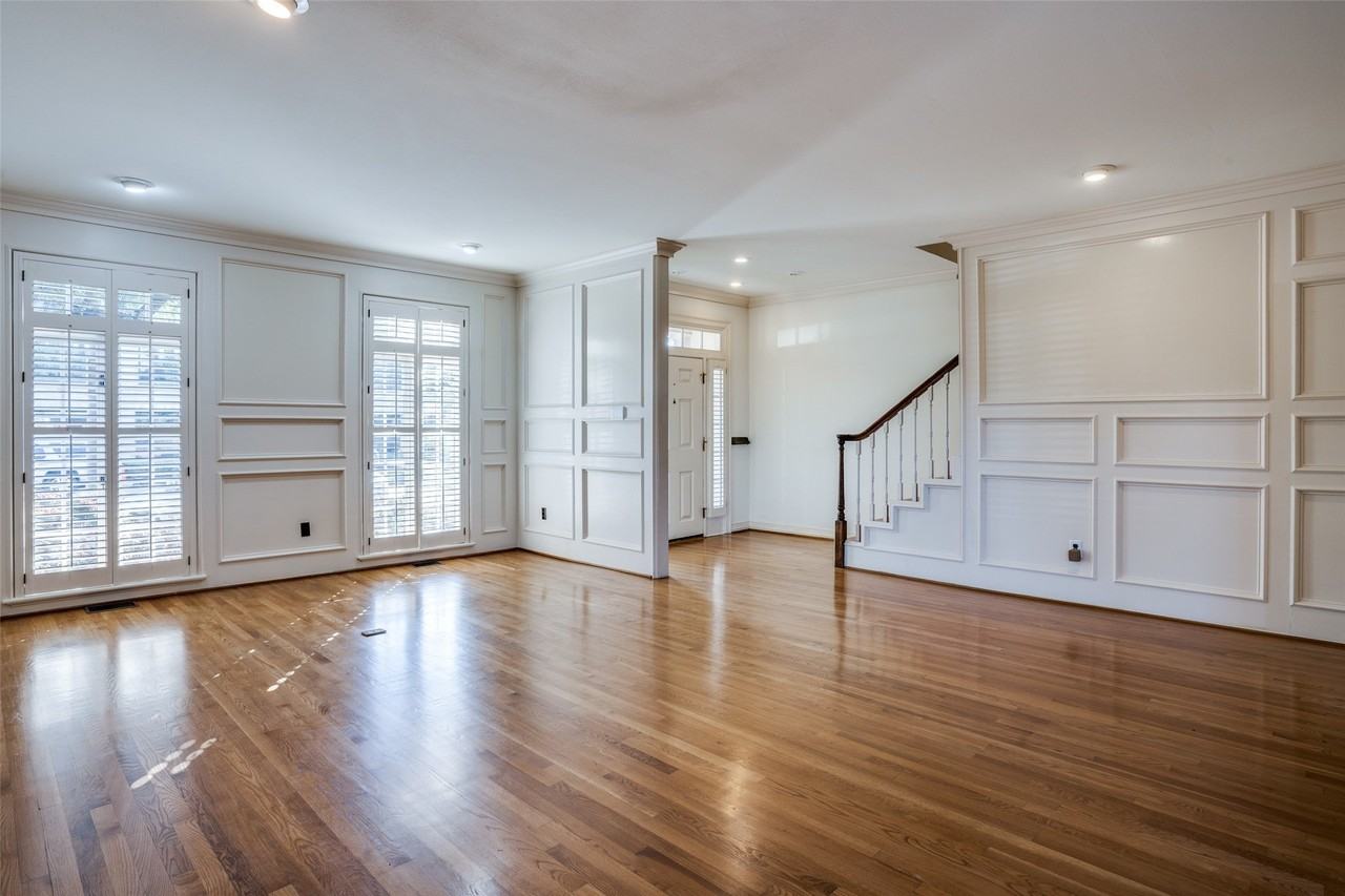 4100 Lovers Ln - Photo 3 of 36