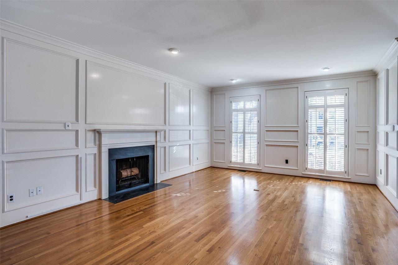 4100 Lovers Ln - Photo 4 of 36