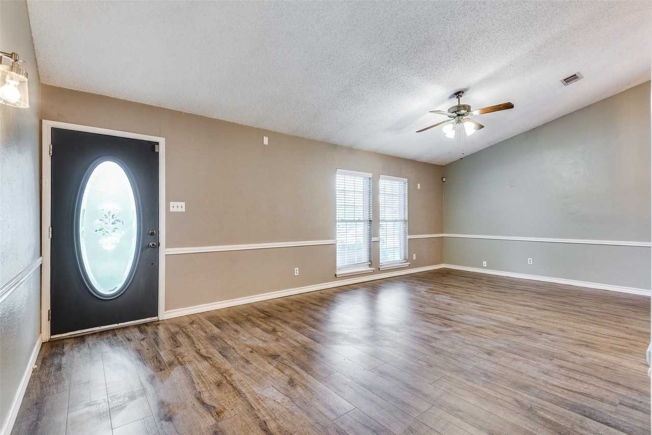 4409 Seville Ln - Photo 4 of 24