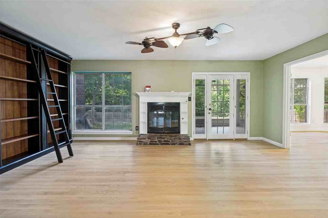 8420 Creekbluff Dr - Photo 4 of 25