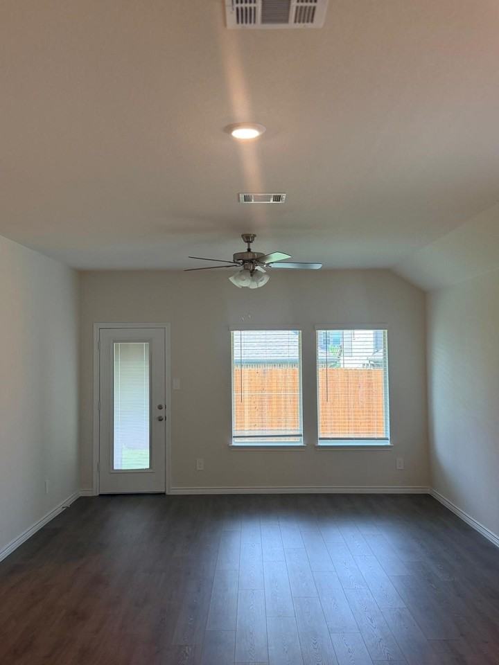 1307 Crookpost Dr - Photo 3 of 20