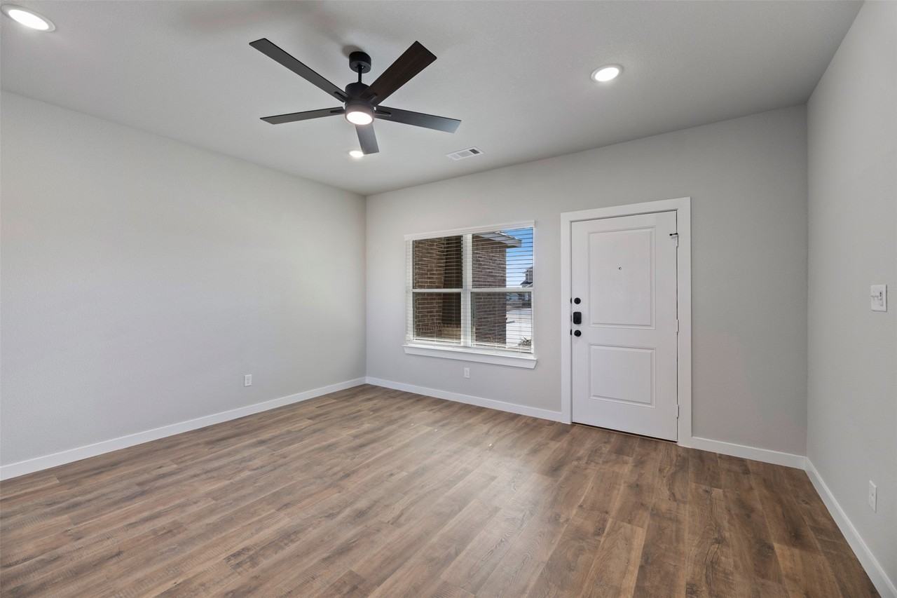 4407 Clovis Ct - Photo 4 of 33