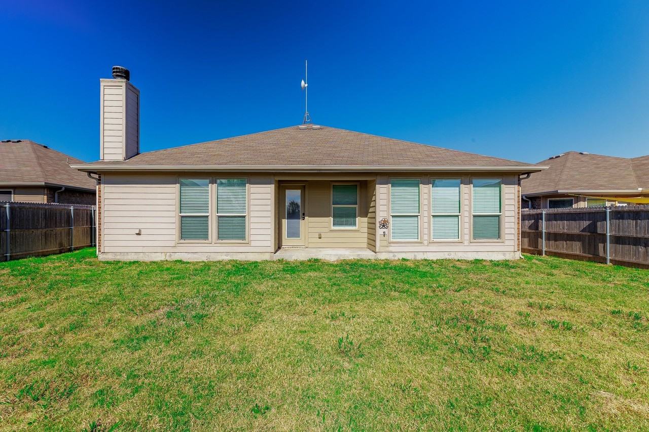 2805 Marsha Ln - Photo 4 of 32