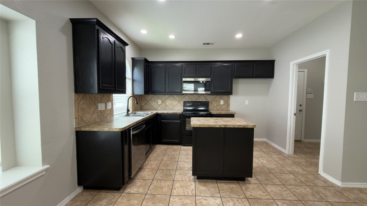 14005 Silkwood Dr - Photo 4 of 18