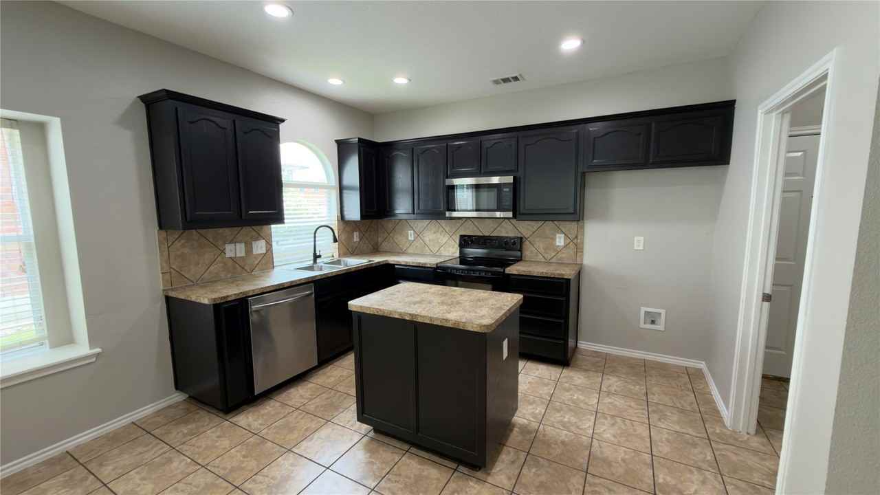 14005 Silkwood Dr - Photo 5 of 18