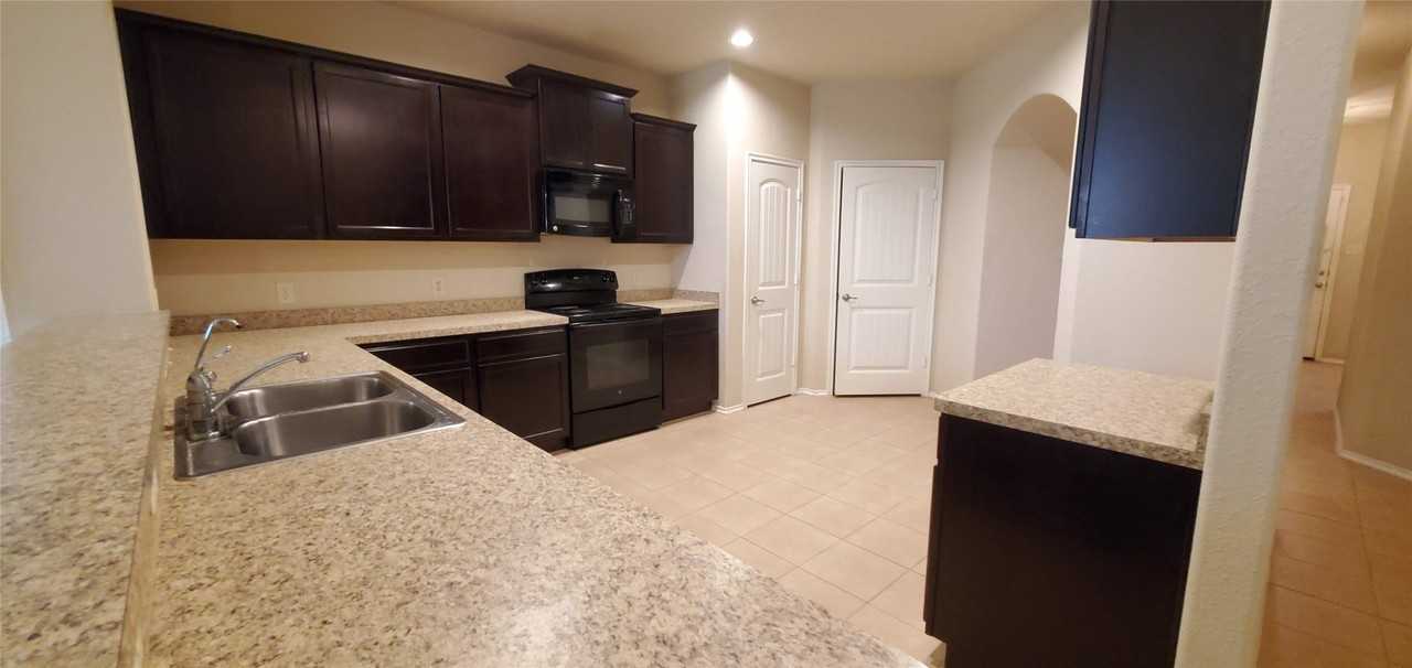 133 Oriole Dr - Photo 5 of 19