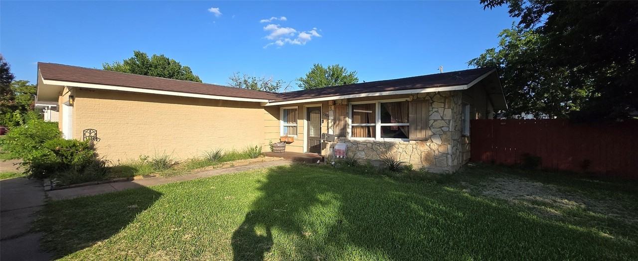 2304 Lakeland Dr - Photo 2 of 3