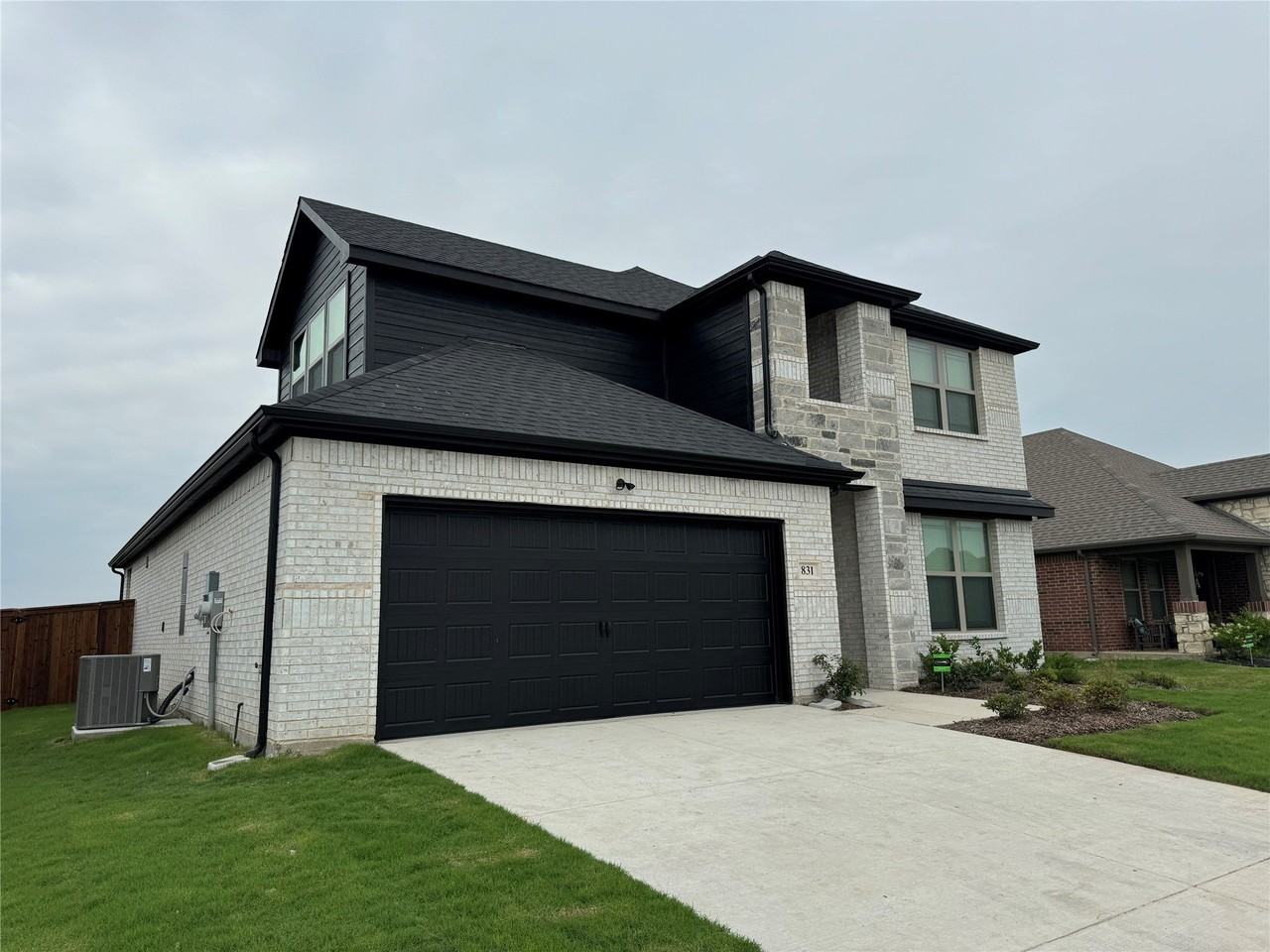 831 Rosebud Trl - Photo 2 of 27