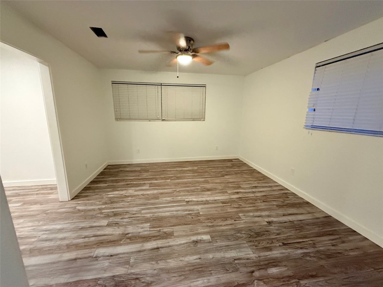 3508 Foxcroft St - Photo 4 of 30