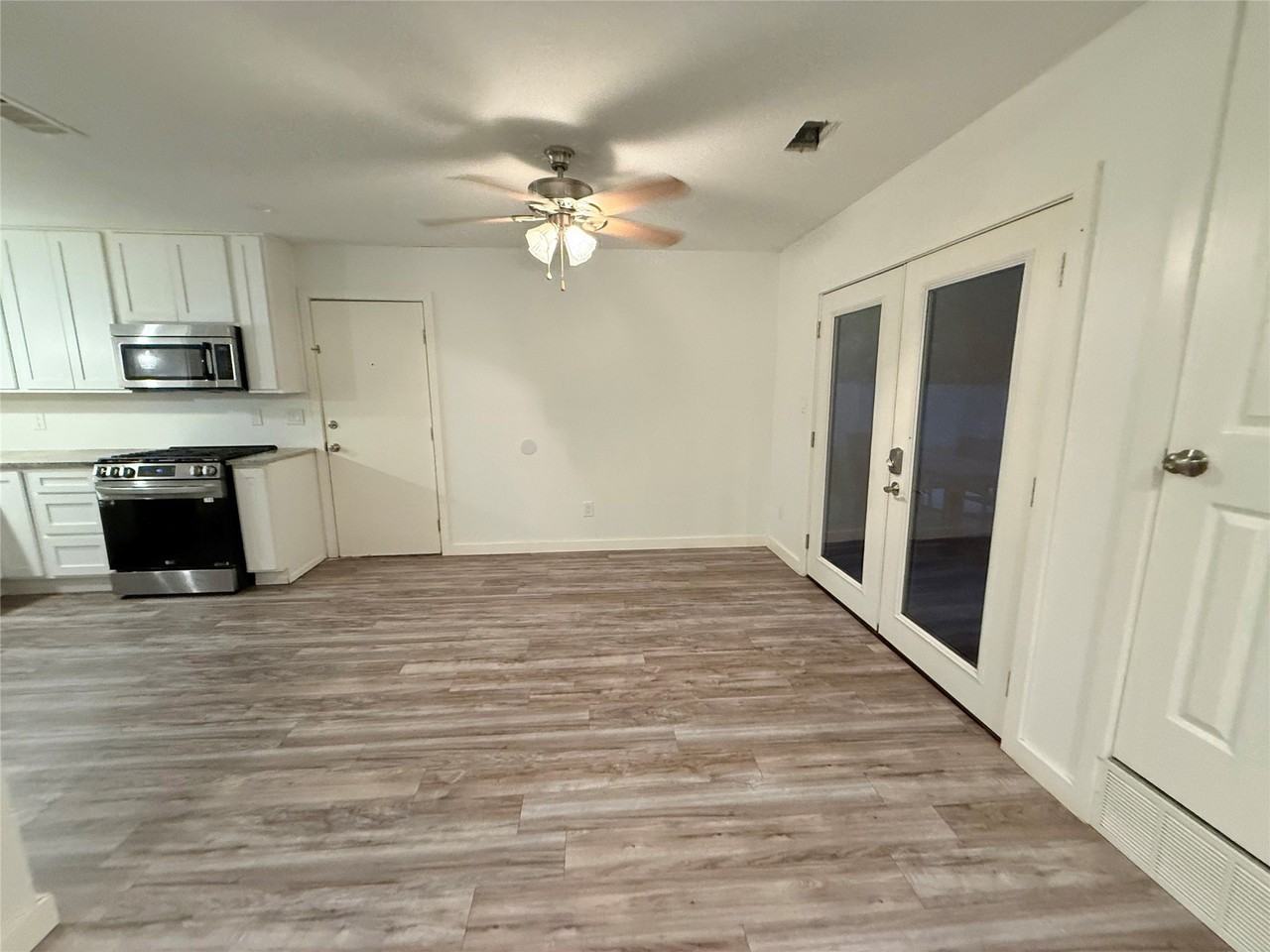 3508 Foxcroft St - Photo 6 of 30